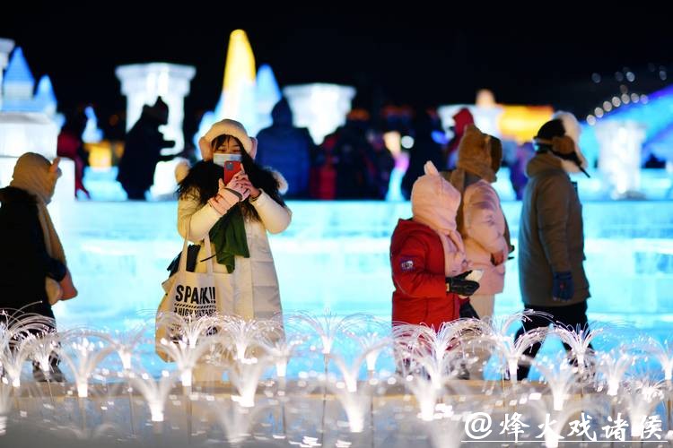 哈尔滨冰雪大世界“大寒不寒”:游客泡温泉、涮火锅 哈尔滨冰雪大世界“大寒不寒”:游客泡温泉、涮火锅